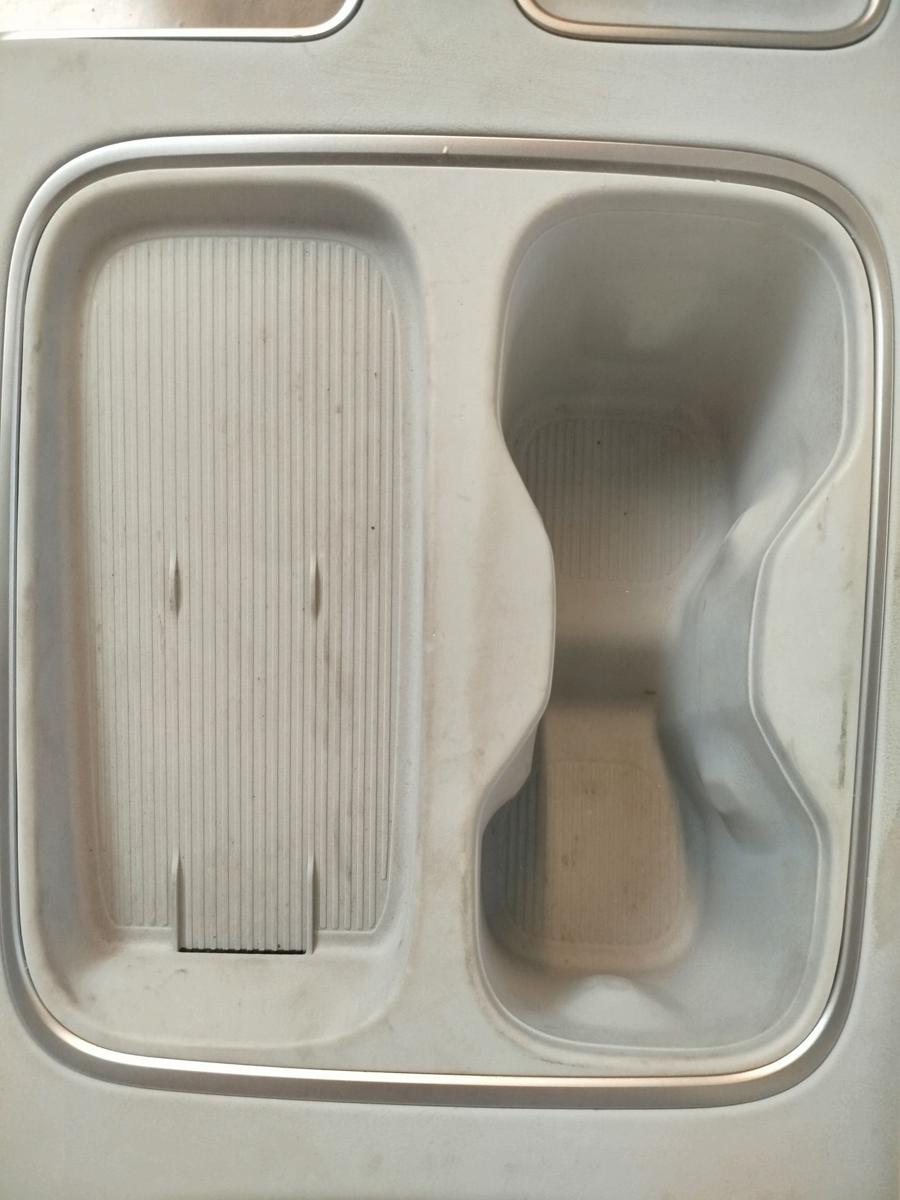 NIO EL6 Elektro SUV Becherhalter vorn mit Induktivladeschale Getr&auml;nkehalter