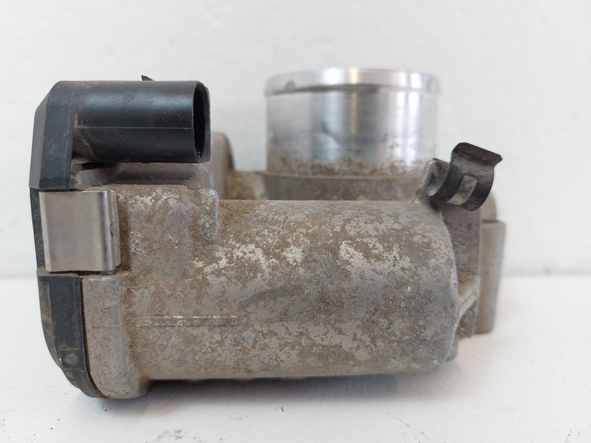 Ford Fiesta JA8 Drosselklappe Drosselklappenstutzen 1.25 44kw Bosch OEM