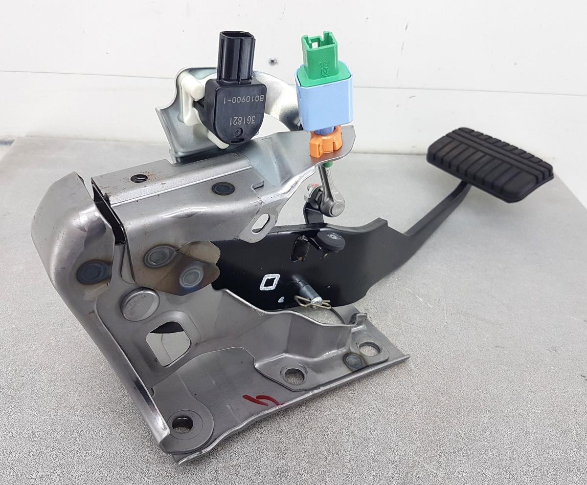 Mitsubishi Eclipse Cross original Bremspedal mit Pedalbock Bj2023