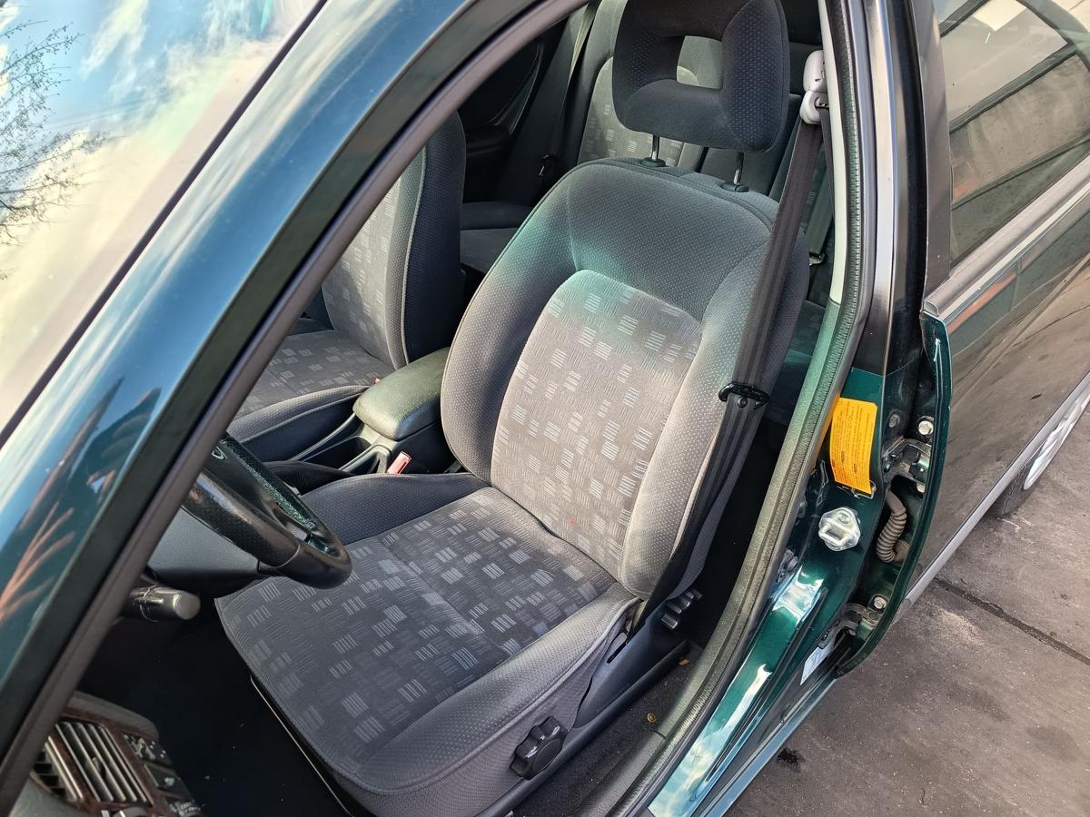 Toyota Avensis T22 original Sitz vorne links Stoff Baujahr 2001