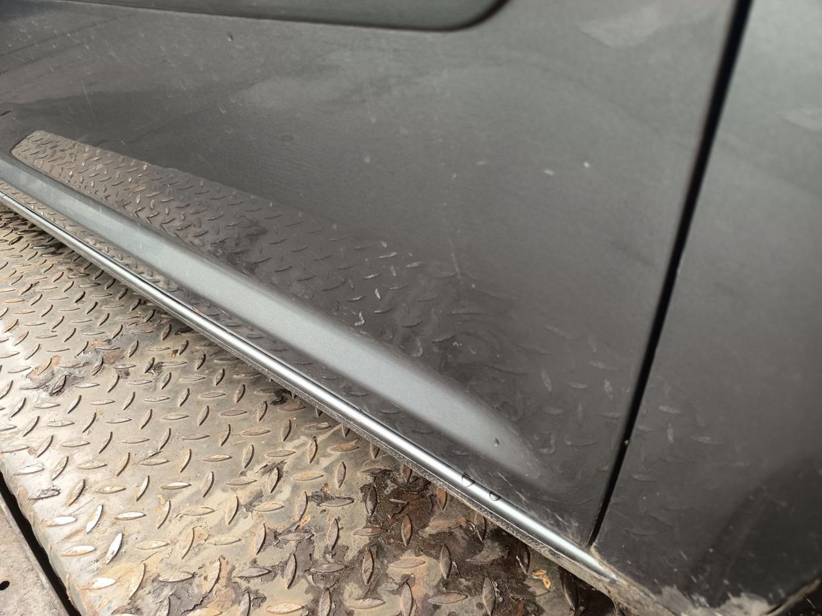 VW Touran 1T original T&uuml;r vorn rechts Beifahrer Rohbau D7X Platingrau Bj 2006