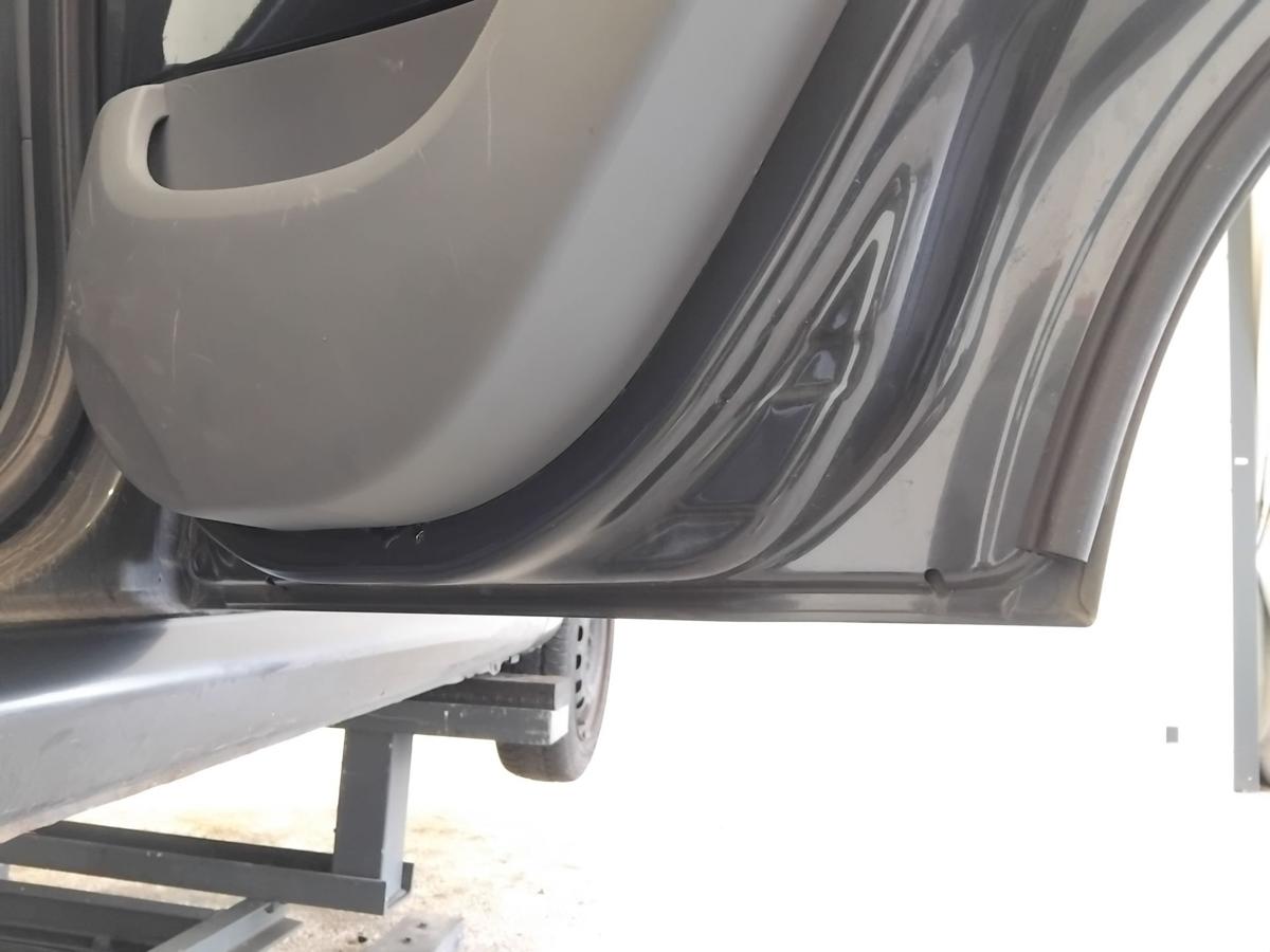 Peugeot 107 T&uuml;r hinten rechts KTA dark grey mica BJ2009