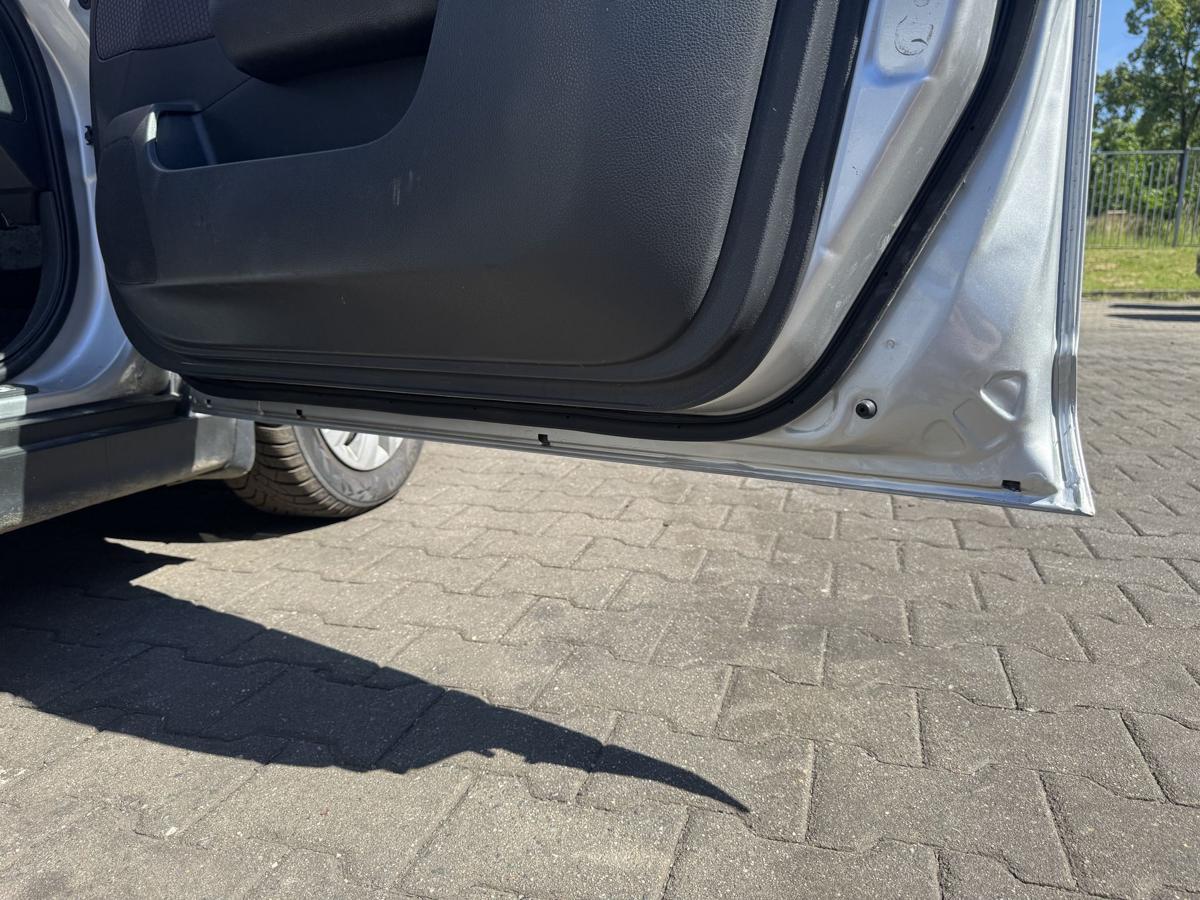 Nissan Tiida original T&uuml;r vorn rechts K23 Brilliant Silver Metallic Rohbau Bj.2009