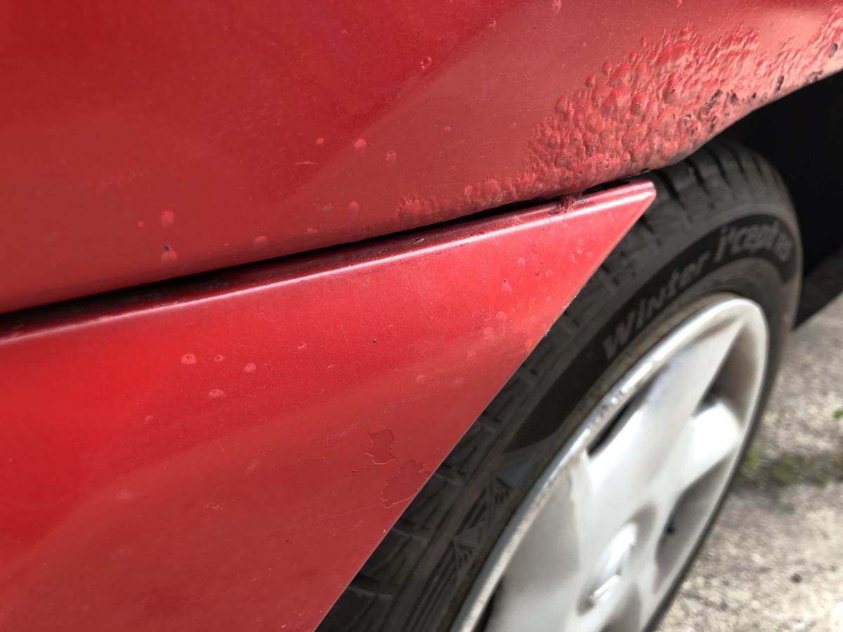 Mazda Demio DW Sto&szlig;f&auml;nger hinten Hecksch&uuml;rze Sto&szlig;stange Heck rot AHK Ausschnitt