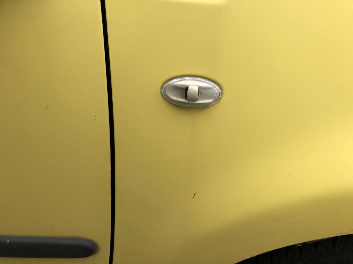 Peugeot 107 Typ P Kotfl&uuml;gel vorn rechts Beifahrerseite KBL Citrus Gelb