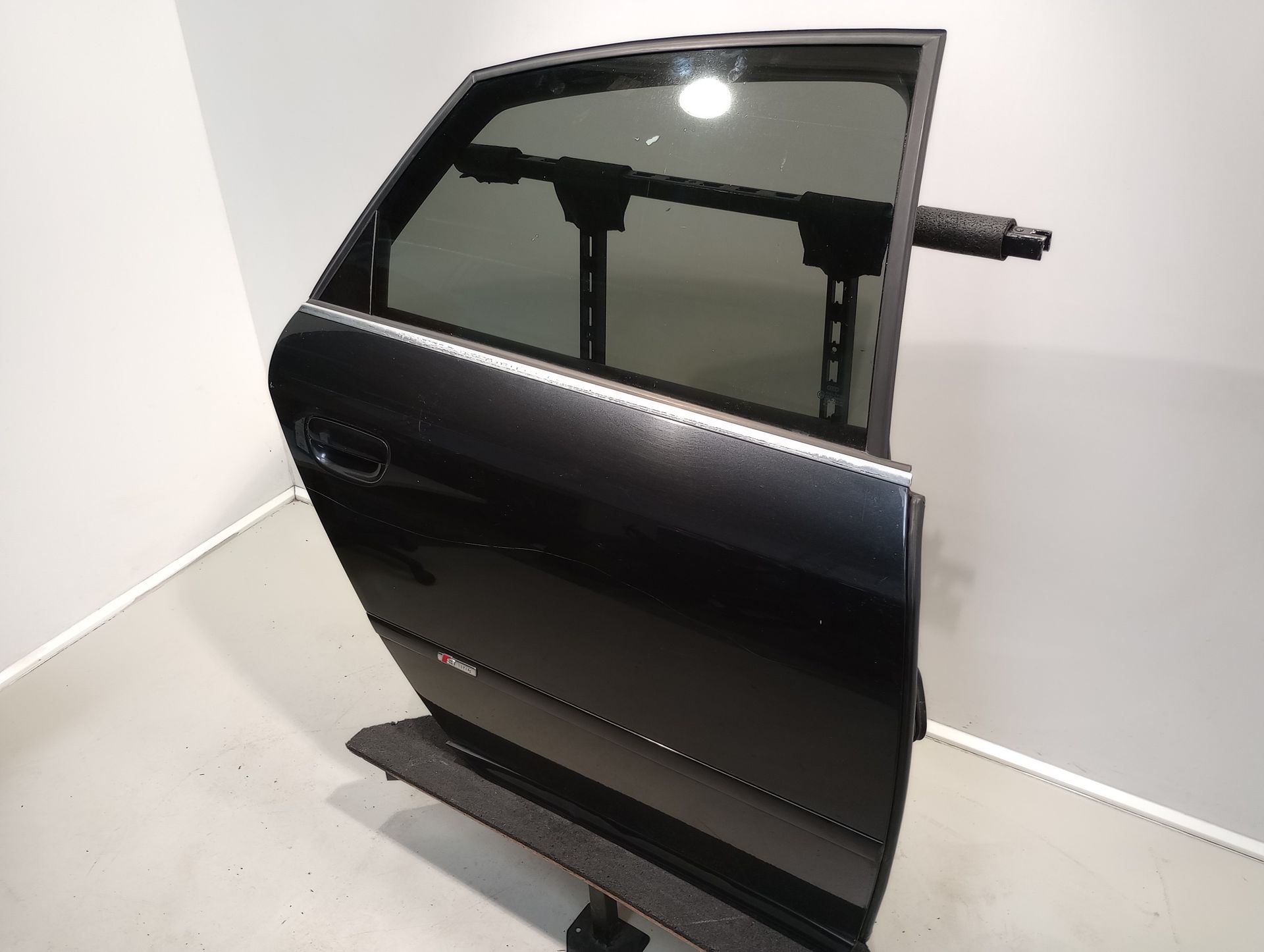 Audi A6 4B Limo original T&uuml;r hinten rechts Fond Z9W Ebonyschwarz Bj 2000