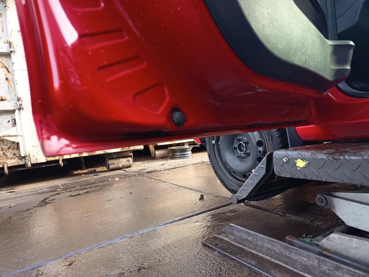 Skoda Fabia 5J orig Tür vorn links Fahrertür LF3K Rot Bj 2011