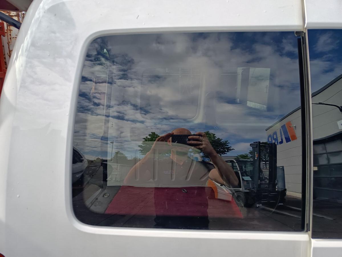 VW Caddy IV SA original Seitenscheibe hinten rechts get&ouml;nt Reihe 3 Bj 2016