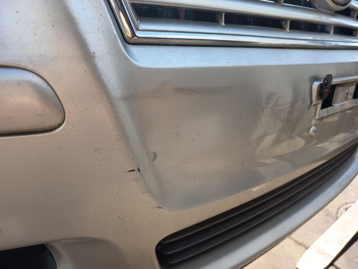 Toyota Avensis T25 original Sto&szlig;stange F&auml;nger vorn Front 1C0 Polarsilber Bj 2005