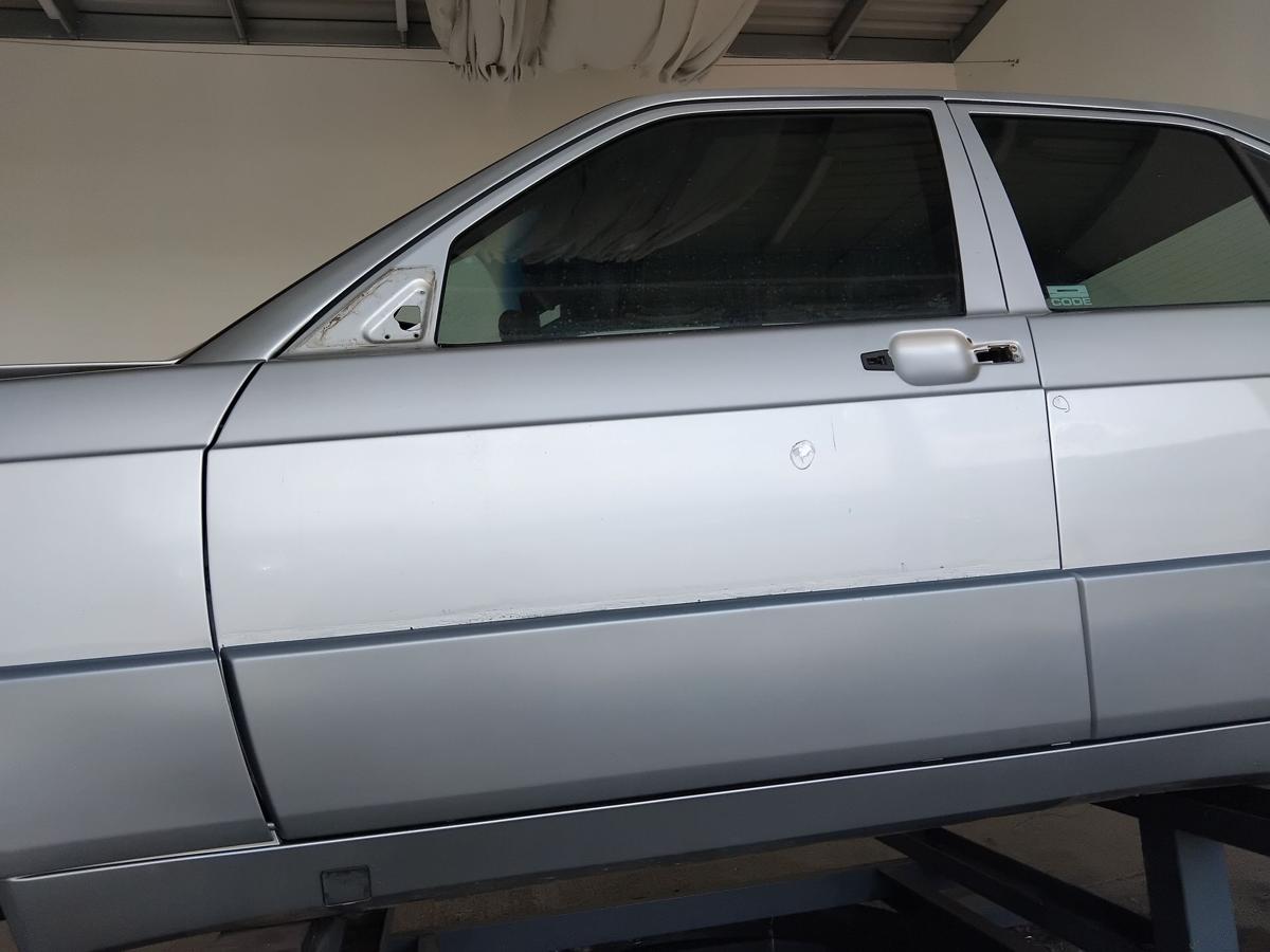 Mercedes Benz 190 W201 T&uuml;r vorn links Fahrert&uuml;r BJ1991 Mopf 744 brillantsilbermetallic