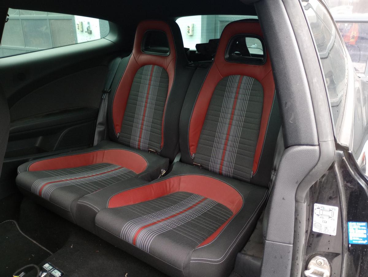 VW Scirocco III 3 orig Rücksitzbank Teilleder rot/schwarz geteilt Bj 2012