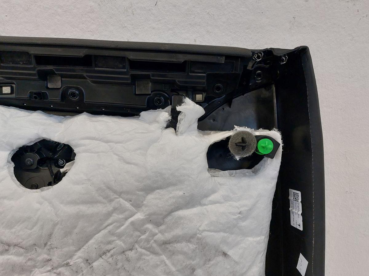 Tesla Model Y Performance Tüververkleidung vorn rechts Alcantara Kunstleder