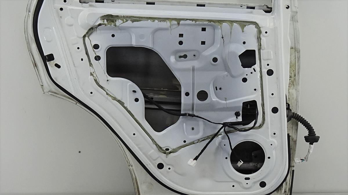 Nissan Qashqai J10 Tür hinten links in 326 super white Bj2013 kurze Version Rohbau