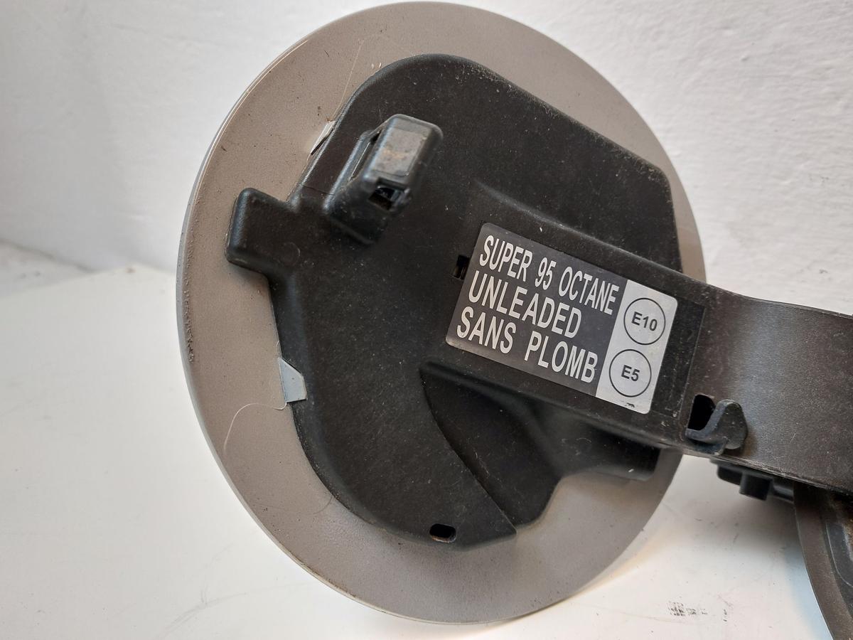 Nissan Micra K14 Tankklappe Tankdeckel Tanverschluss KNV Warm Silver Met