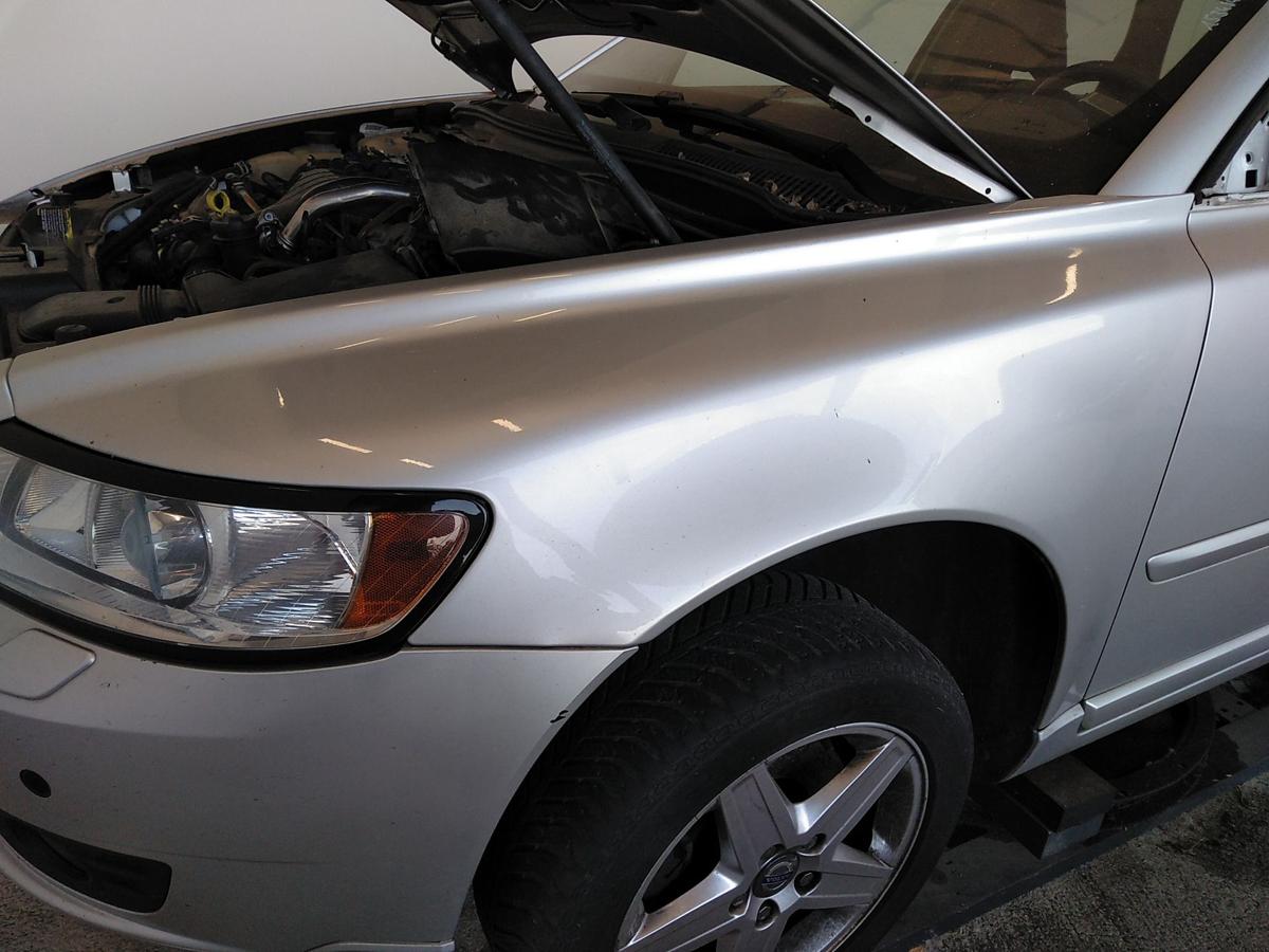 Volvo V50 und S40 original Kotflügel vorn links silbermetallic Bj.2008