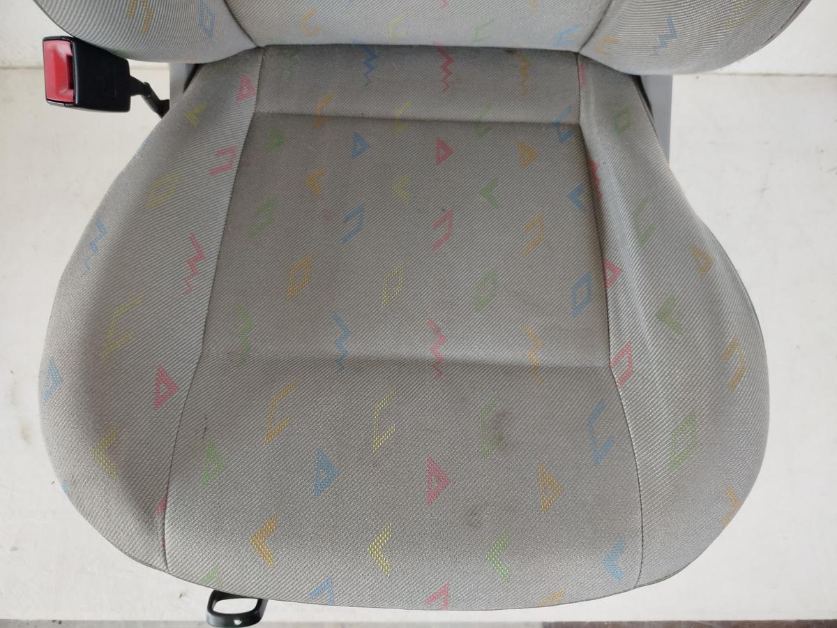 VW Caddy 2K Sitz vorn links Fahrersitz Stoff Wange verschlissen Autositz Stoff
