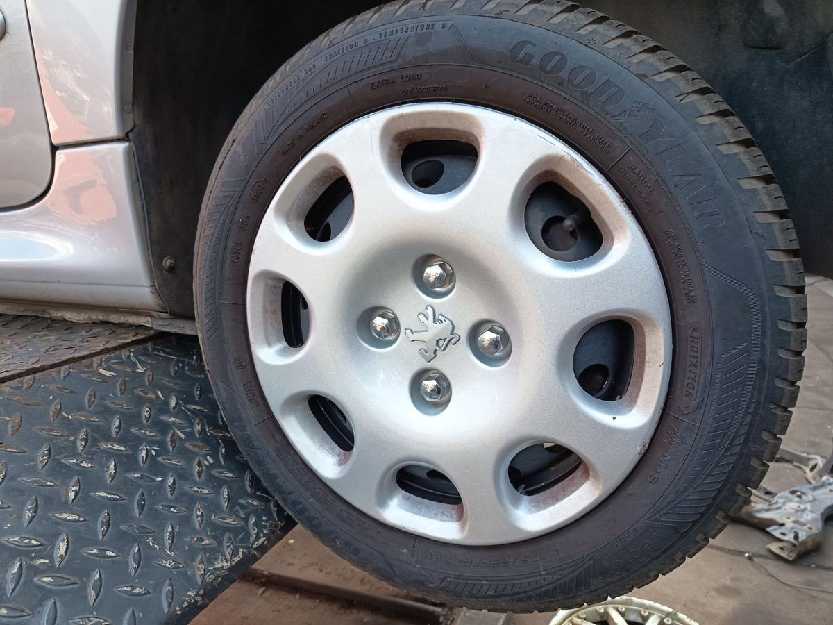 Peugeot 206 orig Stahlfelgen Satz mit Winterreifen 175/65R14 DOT Bj 2022 Peugeot 206 orig Stahlfelgen Satz mit Winterreifen 175/65R14 DOT Bj 2022