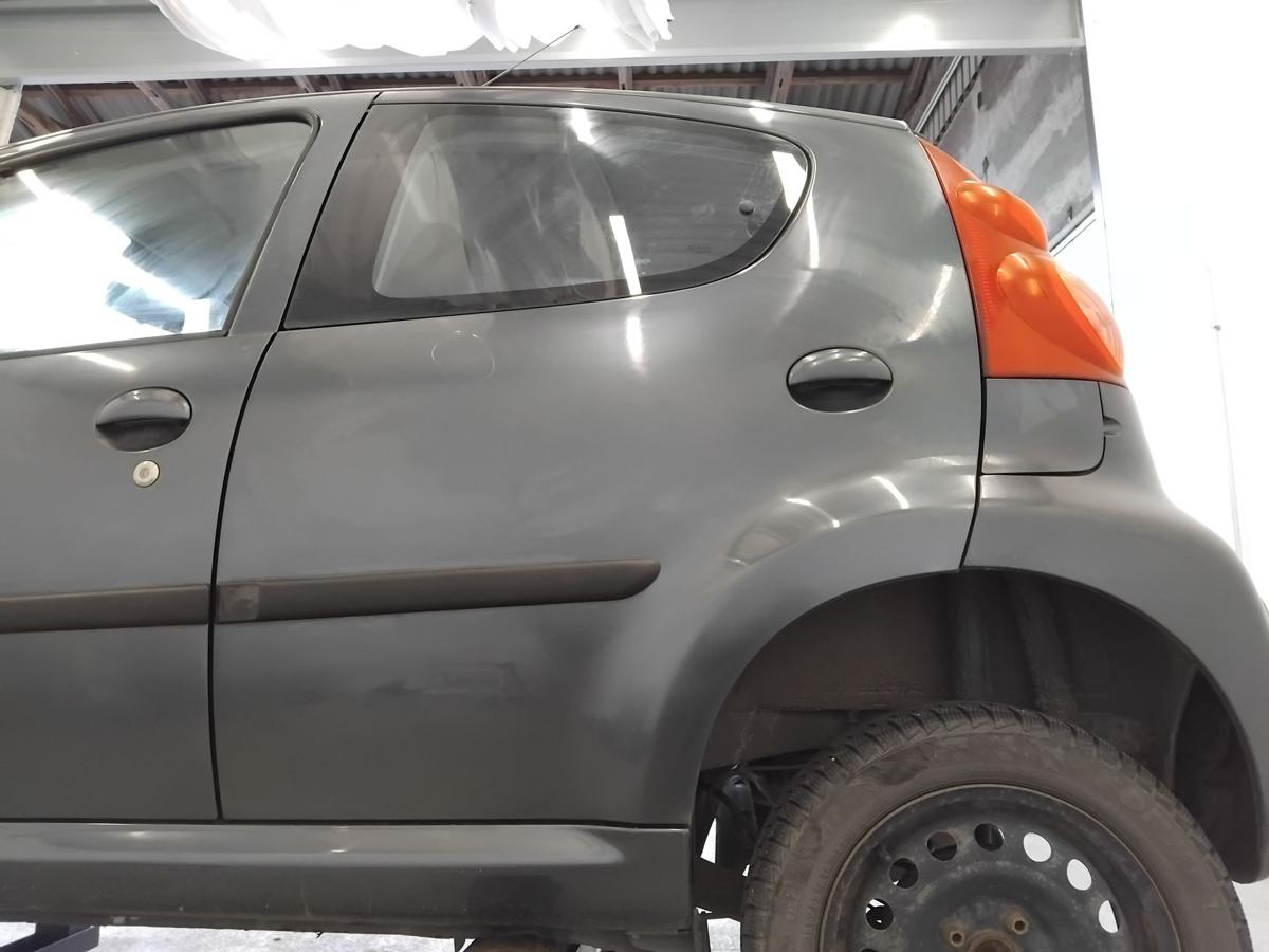 Peugeot 107 T&uuml;r hinten links KTA dark grey mica BJ2009