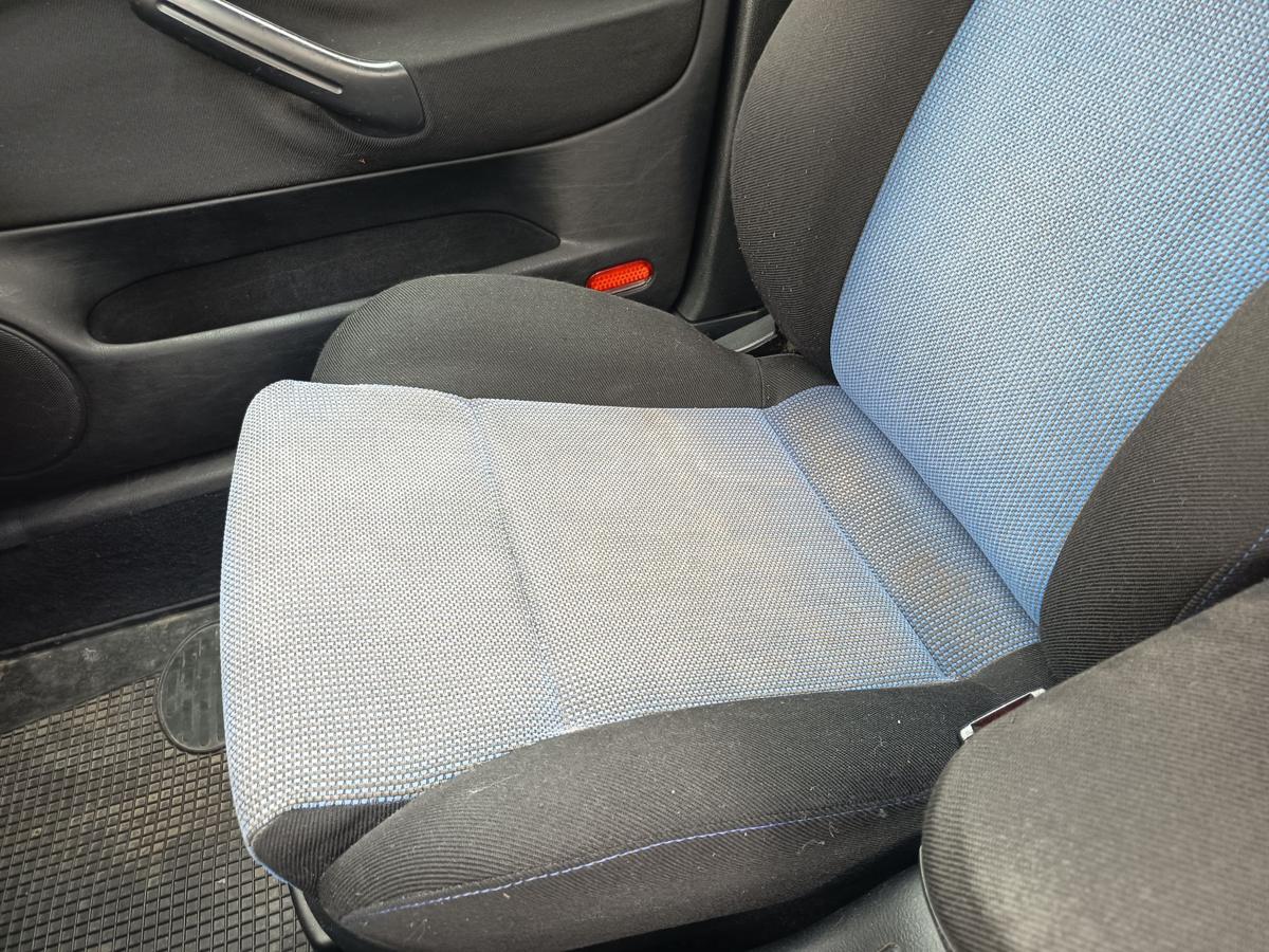 VW Golf IV 5t&uuml;rer Limo Beifahrersitz vorn rechts Stoff blau/schwarz Bj 1998