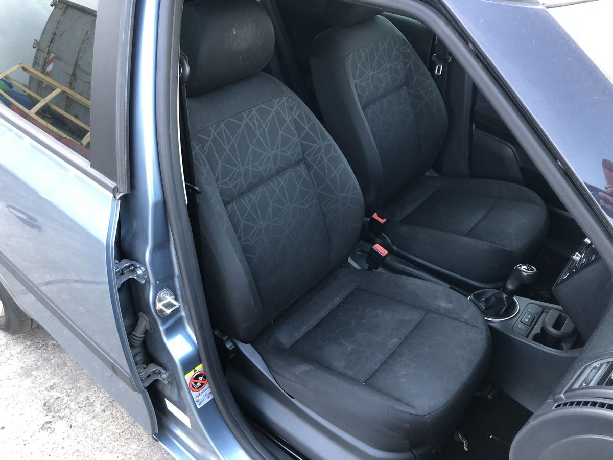 Skoda Fabia II 2 Typ 5J Sitz vorn rechts Beifahrersitz OHNE Heizung Stoffsitz