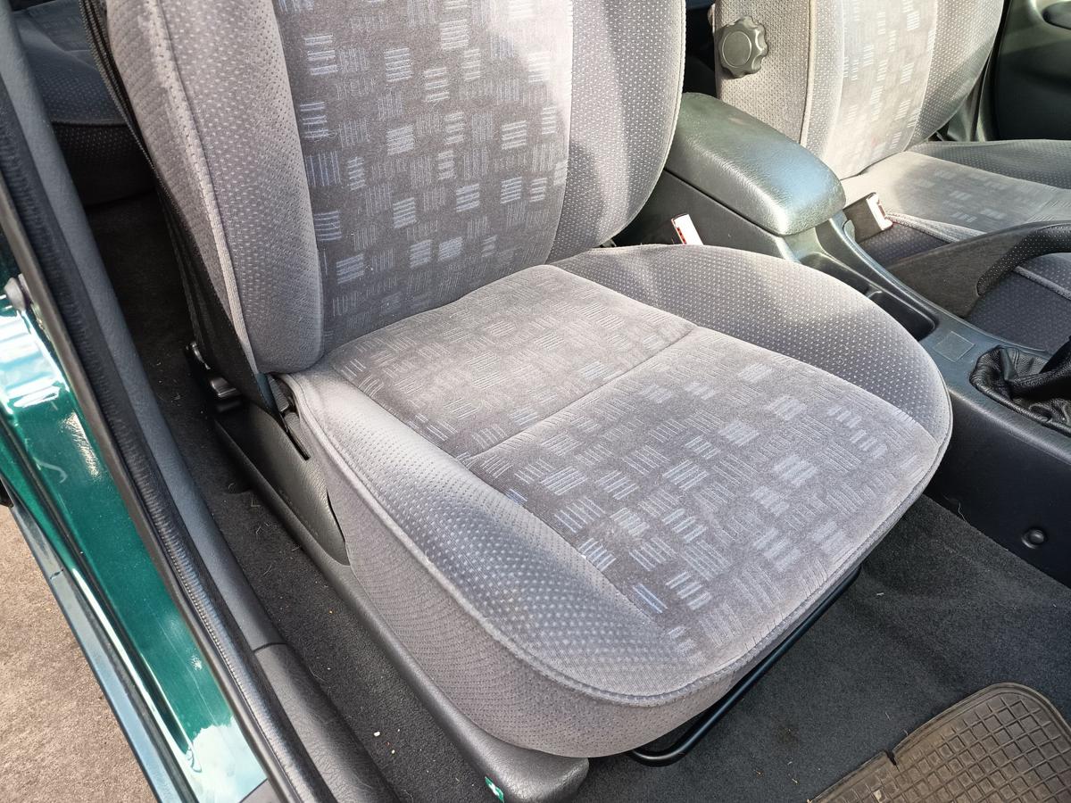 Toyota Avensis T22 original vorne rechts Stoff grau Baujahr 2001