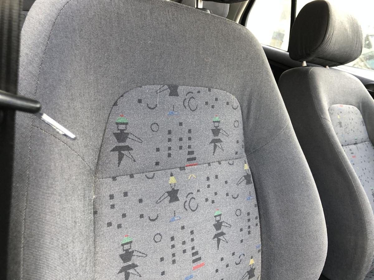 Skoda Fabia 6Y Sitz vorn rechts Beifahrersitz Stoff mit Muster Autositz grau