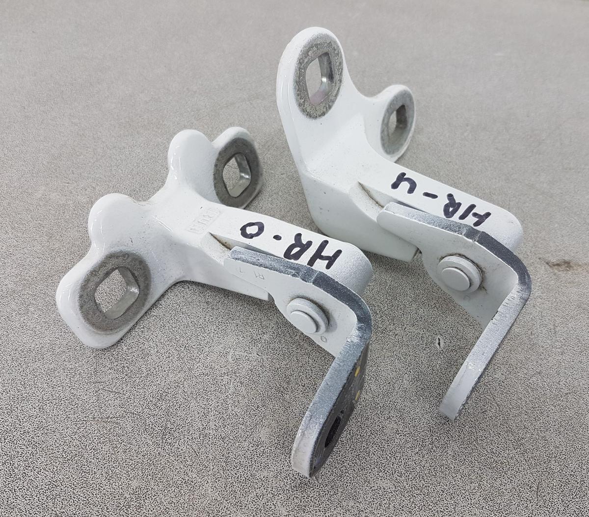 Tesla Model Y Satz T&uuml;rscharniere hinten rechts Bj2022 1626080-00-B in PPSW White