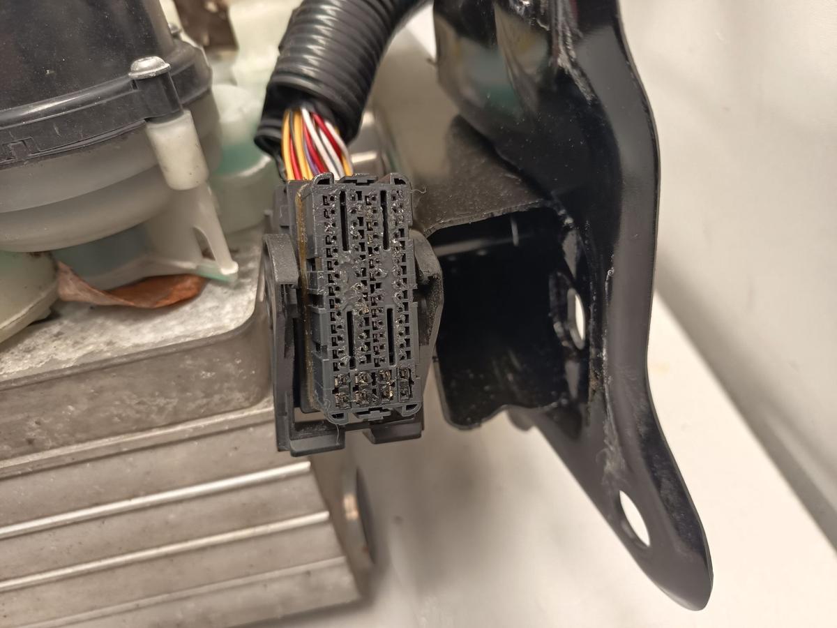 Tesla Model 3 orig W&auml;rmetauscher Klima mit vorn 152300300B Baujahr 2022