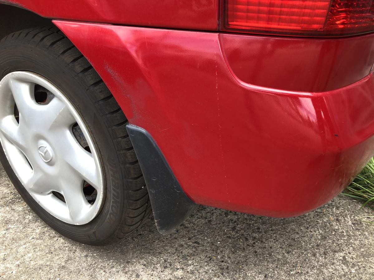 Mazda Demio DW Sto&szlig;f&auml;nger hinten Hecksch&uuml;rze Sto&szlig;stange Heck rot AHK Ausschnitt