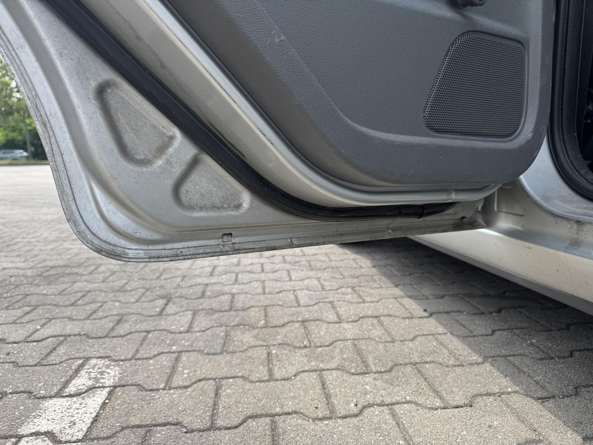 Ford Focus 2 original T&uuml;r hinten links Polar Silber Flie&szlig;heck Facelift Bj.2009