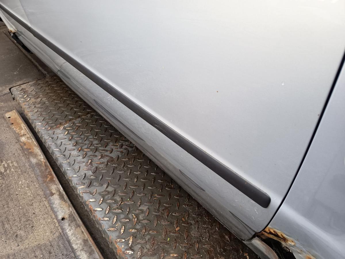 VW Passat 3B original T&uuml;r vorn rechts Beifahrer B7Z Satinsilber Bj 1997