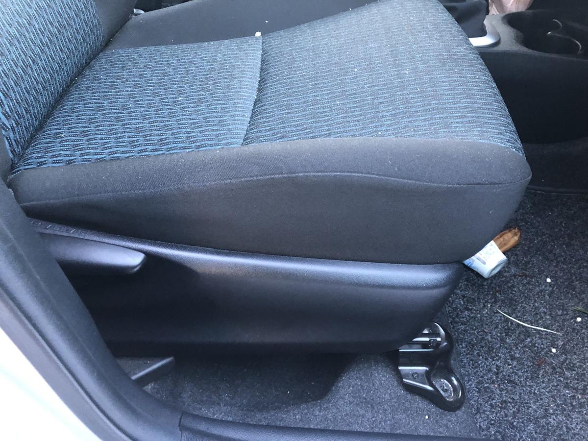 Toyota Yaris XP13 Sitz vorn rechts Beifahrersitz Stoff nur f&uuml;r 5 t&uuml;rer Autositz