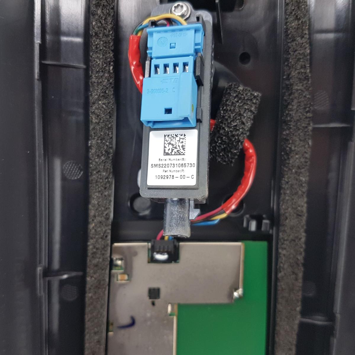 Tesla Model Y Blende B S&auml;ule 151625500E Bj2022 inkl Kamera