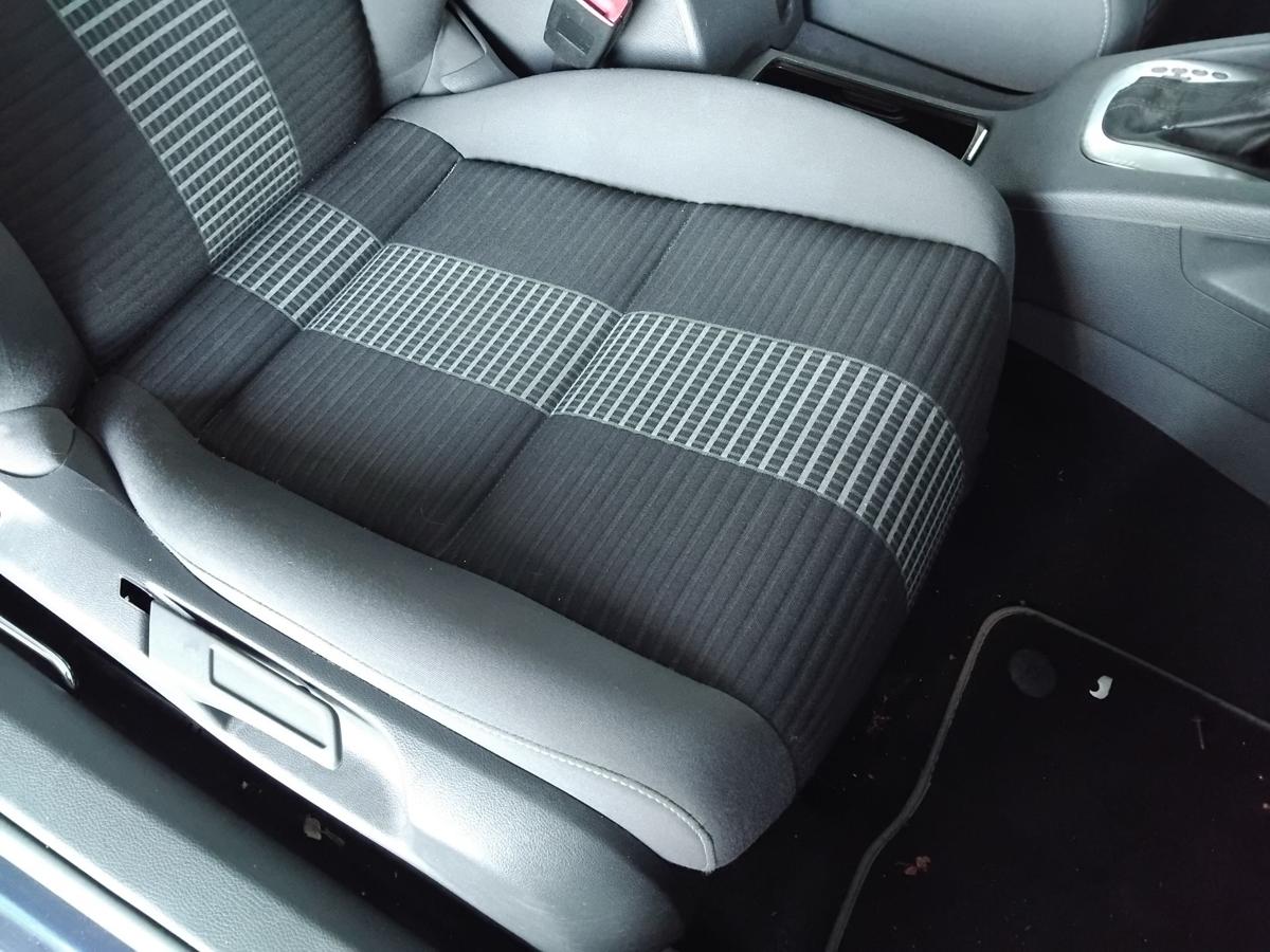 VW Golf 5 1K 3 t&uuml;rig Sitz vorn rechts Beifahrersitz Stoff beheizt BJ2008
