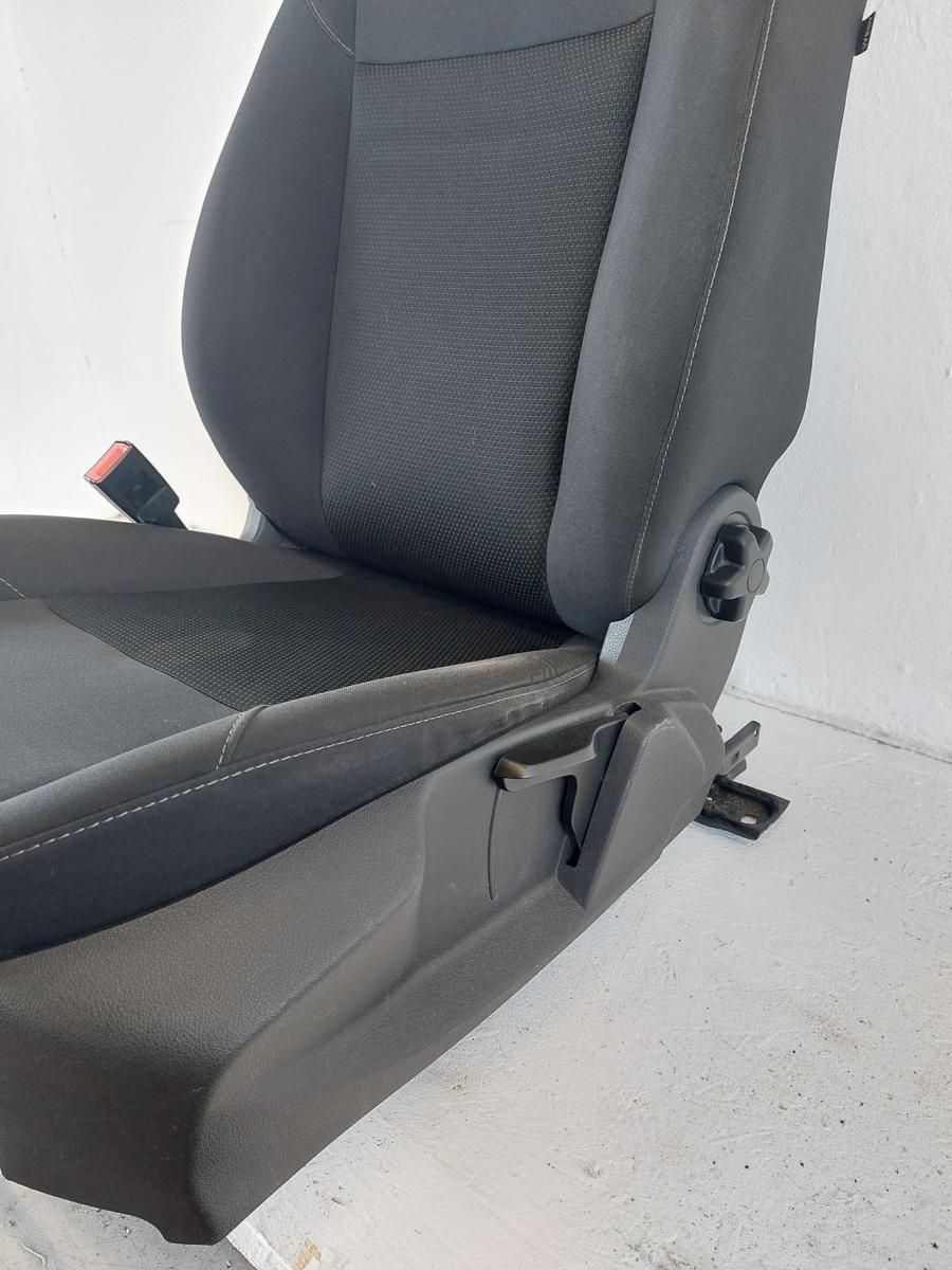 Ford Focus DYB CEW Turnier Sitz vorn links Fahrersitz Stoff ohne Heizung