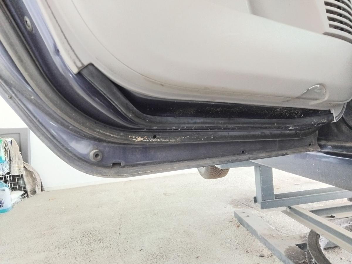 Mitsubishi Grandis Tür hinten links T65 deepblue perl. BJ2004
