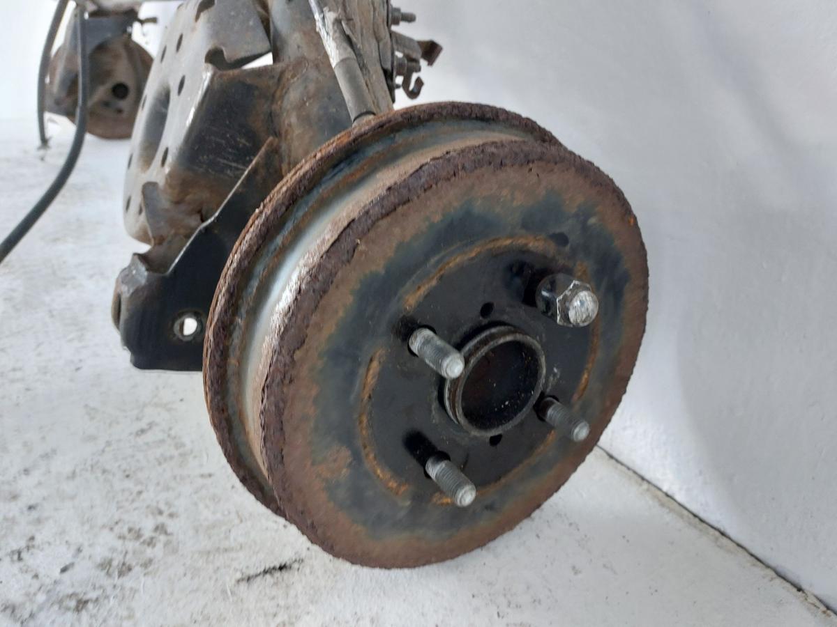 Toyota Yaris XP13 Hinterachse Achse hinten Achsk&ouml;rper mit Trommelbremse und ABS