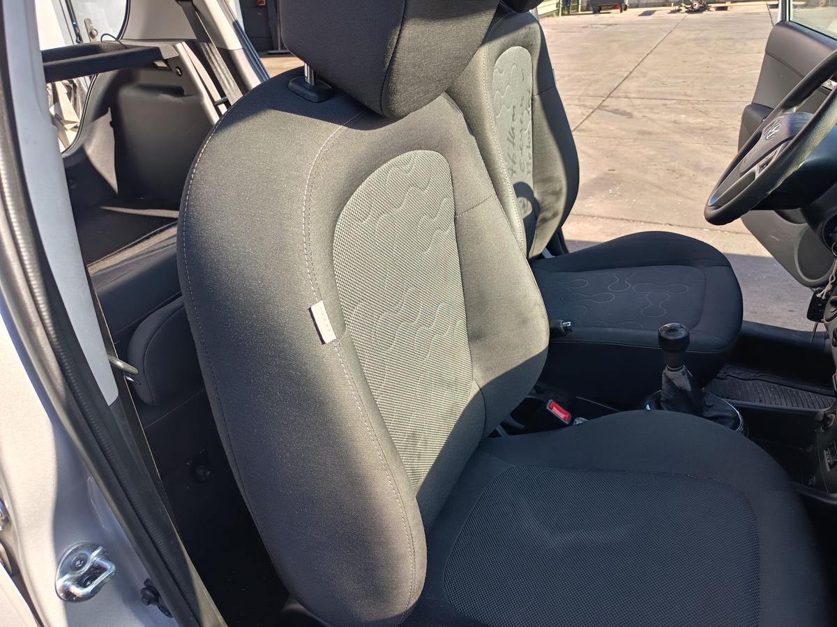 Hyundai i20 original Sitz vorn rechts Beifahrer Stoff 9P Midnight Black Bj 2011