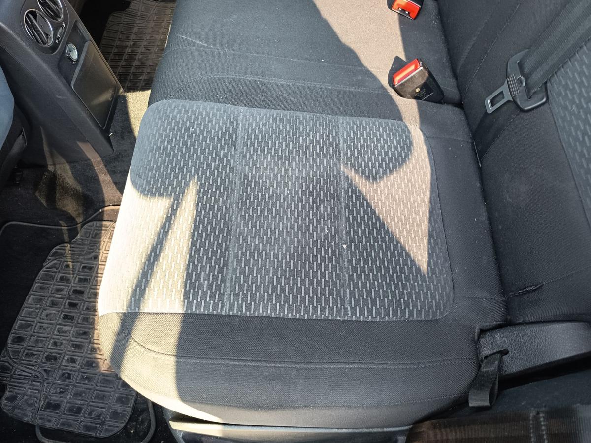 Golf Plus II original R&uuml;cksitzbank geteilt Stoff Titanschwarz Armlehne Bj 2009