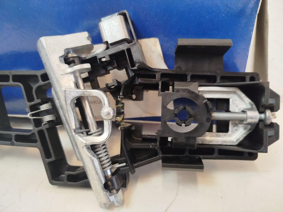 Ford Fiesta JA8 Halter Verst&auml;rkung T&uuml;rgriff vorn rechts Keyless OE