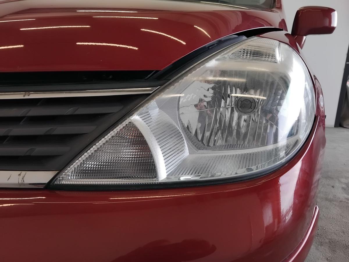 Nissan Tiida C11 original Scheinwerfer links Halogen mit LWR BJ2009 tr&uuml;b
