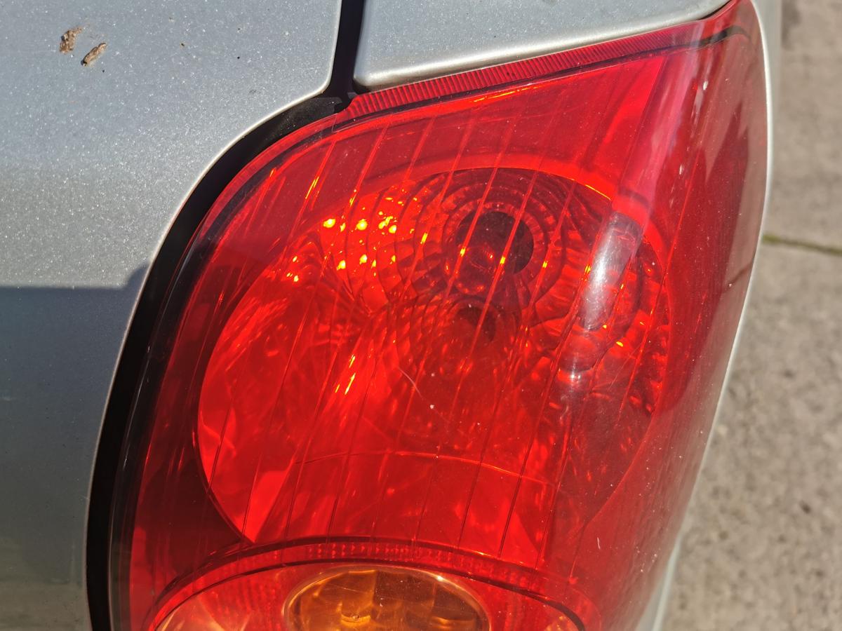 Toyota Avensis T25 Kombi Rückleuchte Schlussleuchte Rücklicht hinten rechts