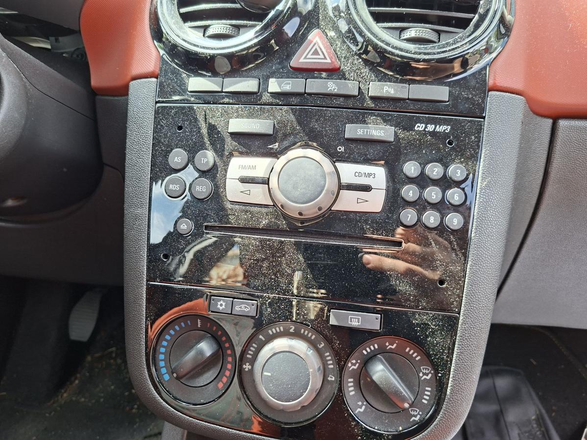 Opel Corsa D original Radio Klavierlack schwarz Bj2007 zurückgesetzt entheiratet