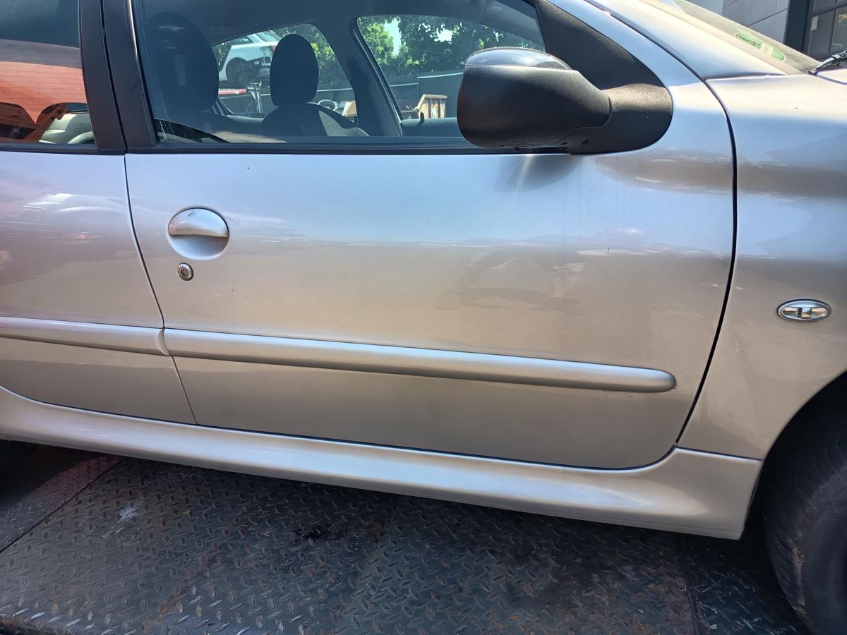 Peugeot 206 orig Tür vorn rechts Beifahrertür 5trg EZR Silber Bj 2005