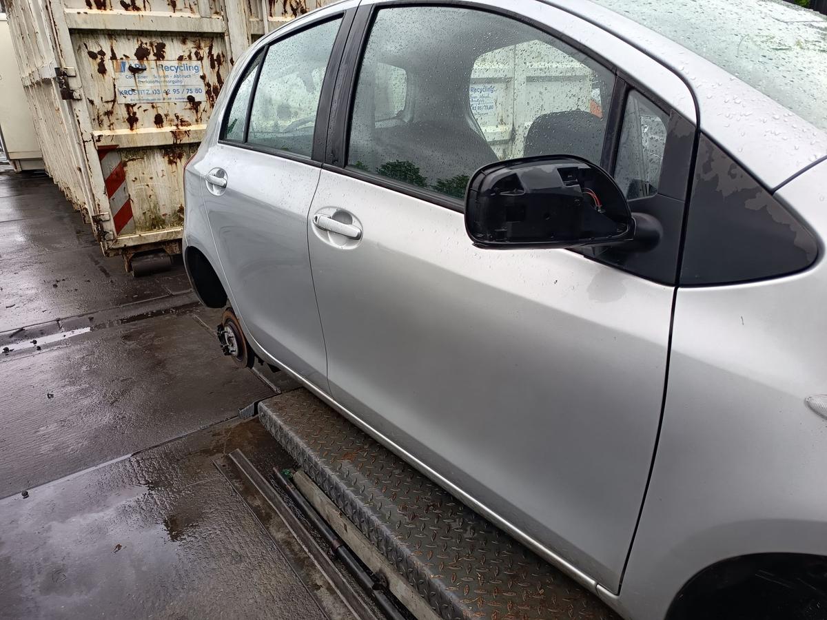 Toyota Yaris XP9 original Tür vorn rechts Beifahrer 1E7 Silver pearl Bj 2006
