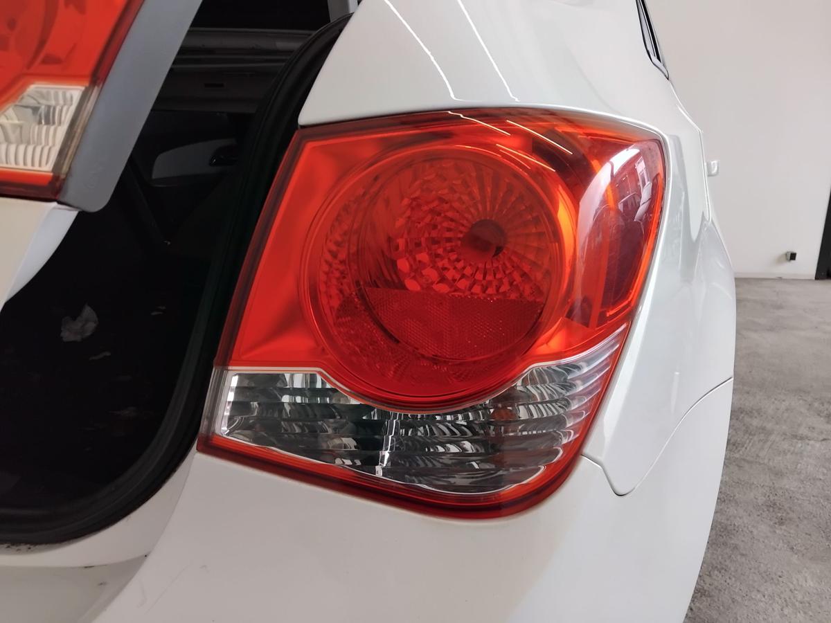 Chevrolet Cruze J300 orig R&uuml;ckleuchte Schlussleuchte rechts au&szlig;en Limo BJ2011