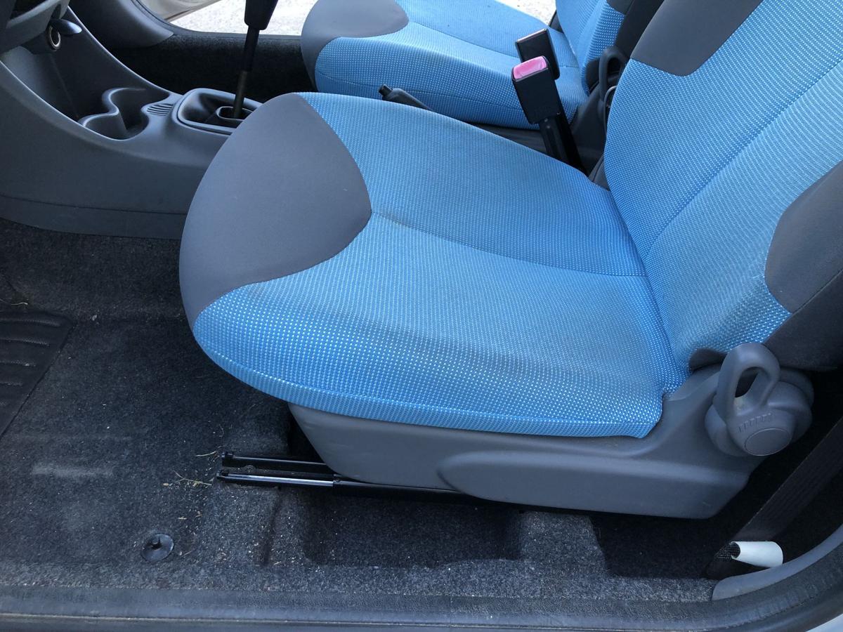 Peugeot 107 Typ P Sitz vorn links Fahrersitz Stoff hellblau 3 türer Autositz