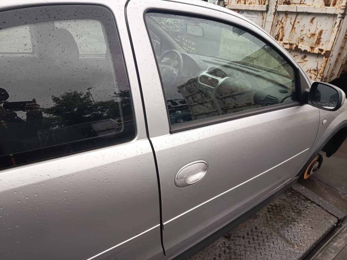 Opel Corsa C 3-TRG Bj 2005 original Tür vorn rechts Z157 Starsilber Facelift
