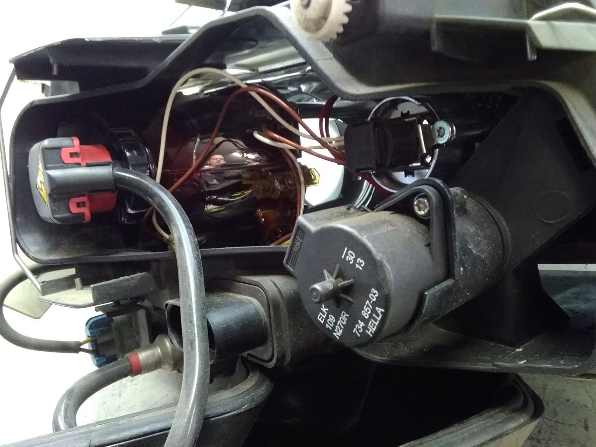 Audi A6 4B Facelift original Xenon Scheinwerfer links Hella BJ2001
