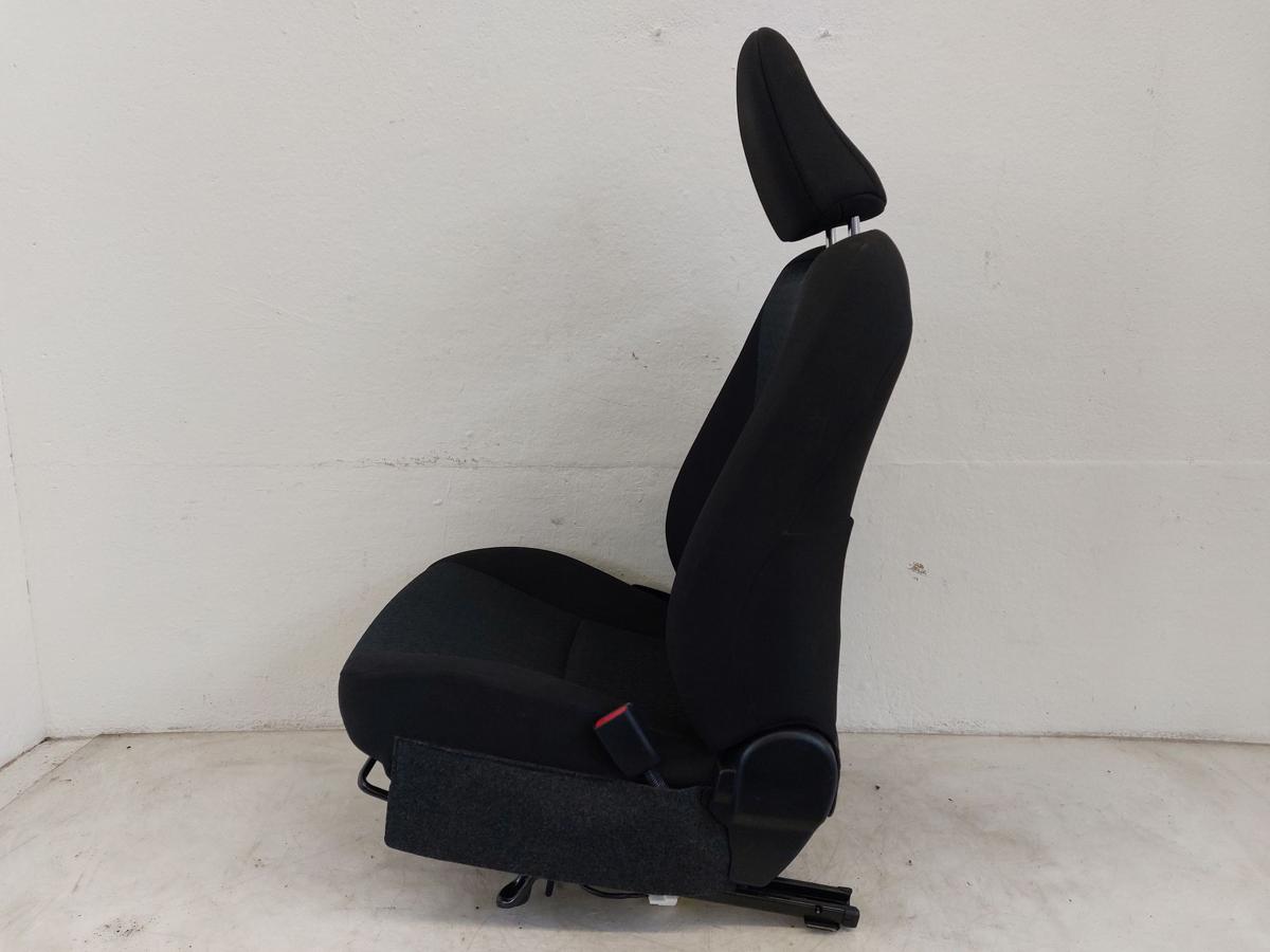 Toyota Yaris XP13 Sitz vorn rechts Beifahrersitz Stoff nur f&uuml;r 5 t&uuml;rer Autositz